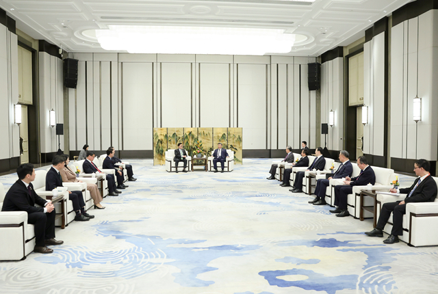 习近平会见韩国国会议长禹元植