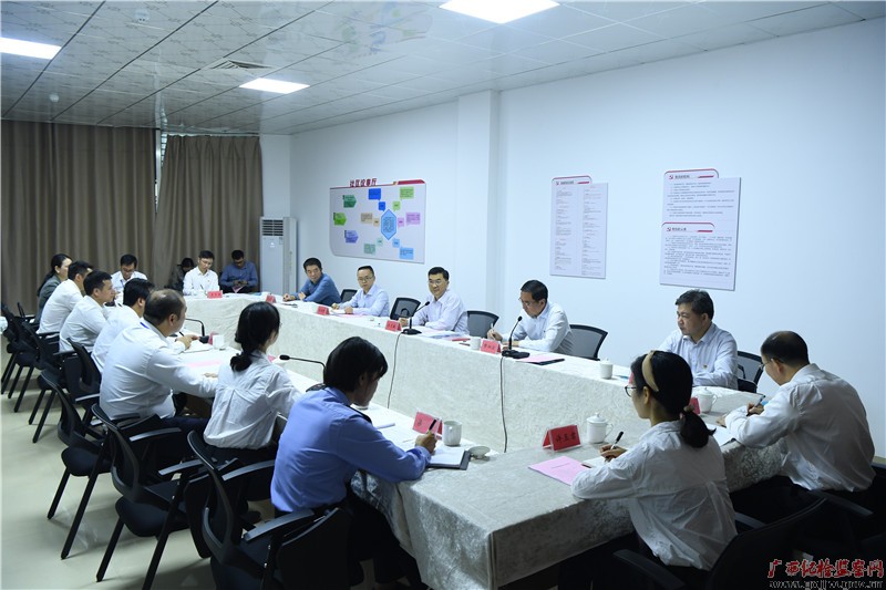房灵敏到联系点南宁市良庆区蟠龙社区调研