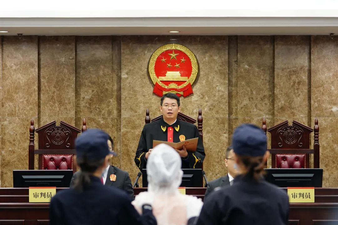 受贿近1344万 广西一女县委书记一审获刑10年半